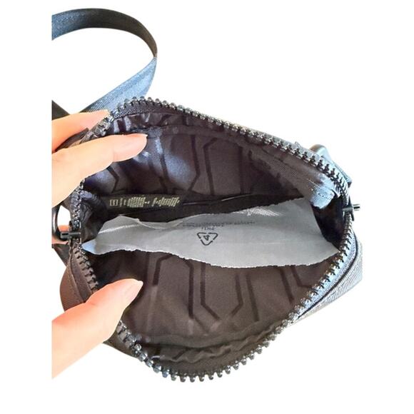 HUNTER Nylon Keeper Phone Pouch – Dark Olive – NWT - Picture 5 of 7